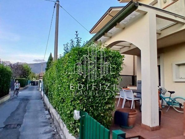 casa indipendente in vendita a Massa in zona Poveromo