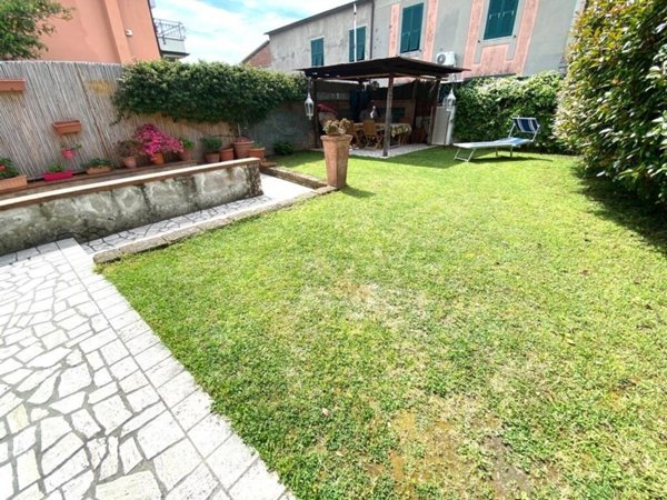 casa indipendente in vendita a Massa in zona Quercioli