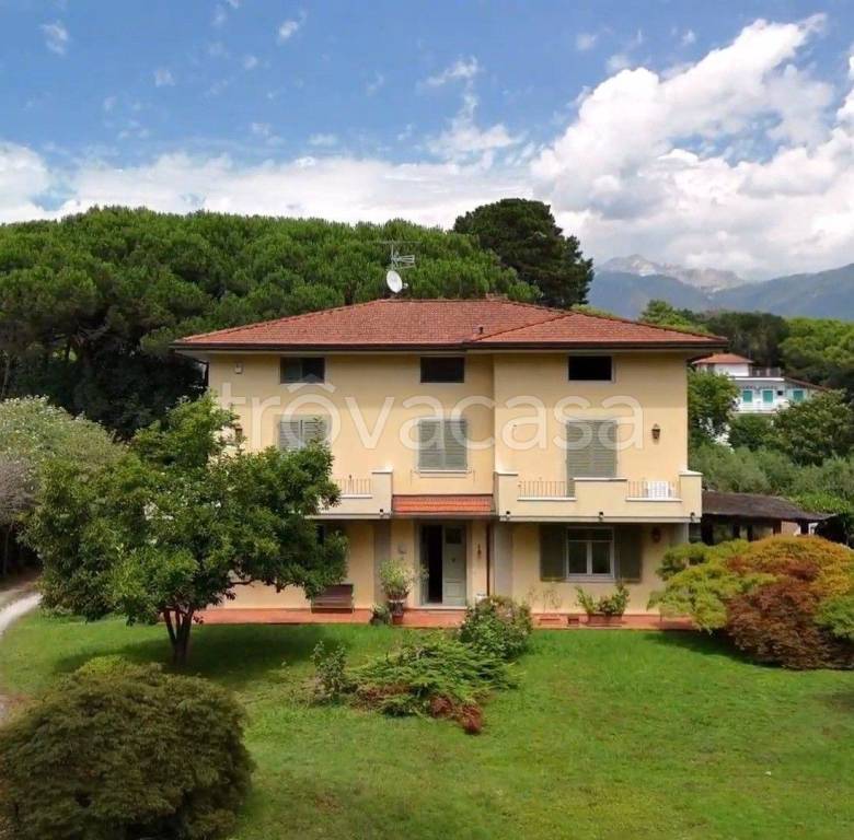 casa indipendente in vendita a Massa in zona Poveromo