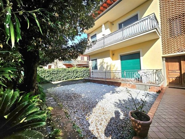 casa indipendente in vendita a Massa in zona Marina dei Ronchi