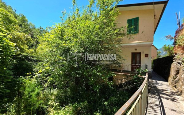 casa indipendente in vendita a Massa in zona Casania