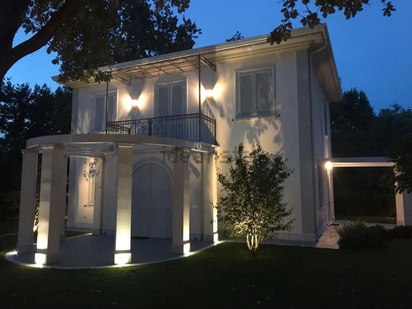 casa indipendente in vendita a Massa in zona Poveromo