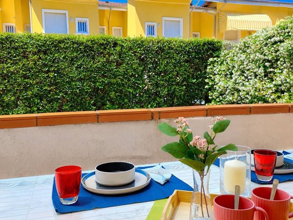 casa indipendente in vendita a Massa in zona Marina dei Ronchi