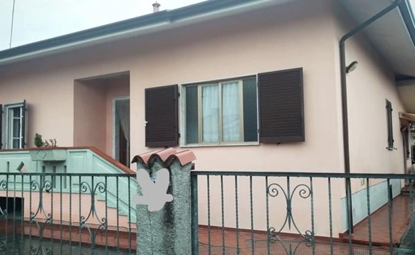 casa indipendente in vendita a Massa in zona Romagnano