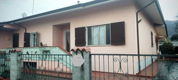 casa indipendente in vendita a Massa in zona Romagnano