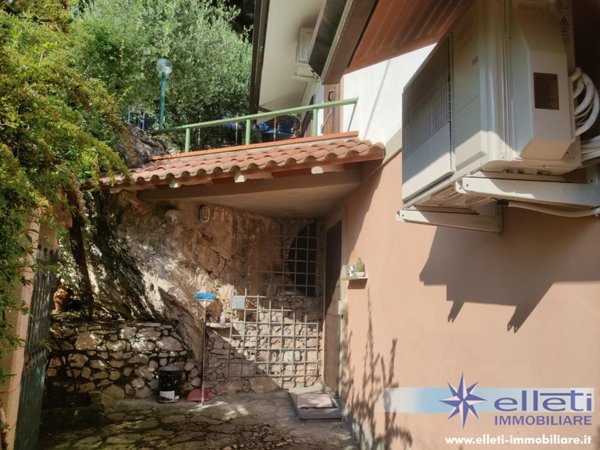 casa indipendente in vendita a Massa in zona Antona