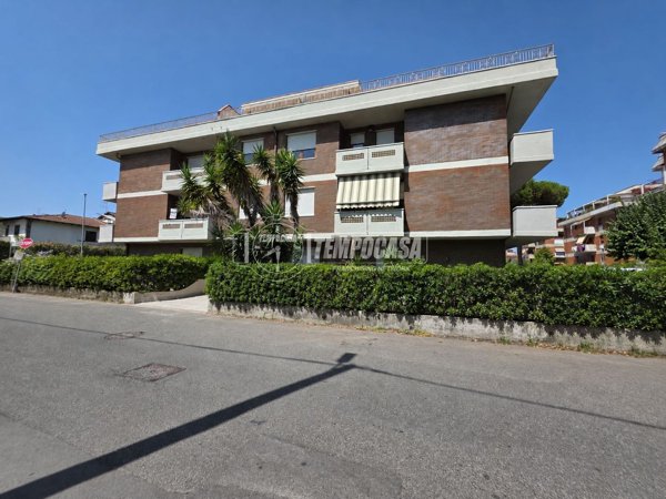 appartamento in vendita a Massa in zona Marina dei Ronchi