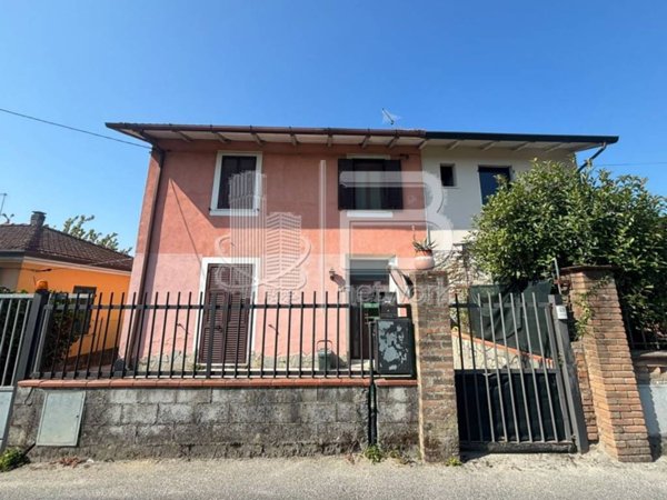 casa indipendente in vendita a Massa