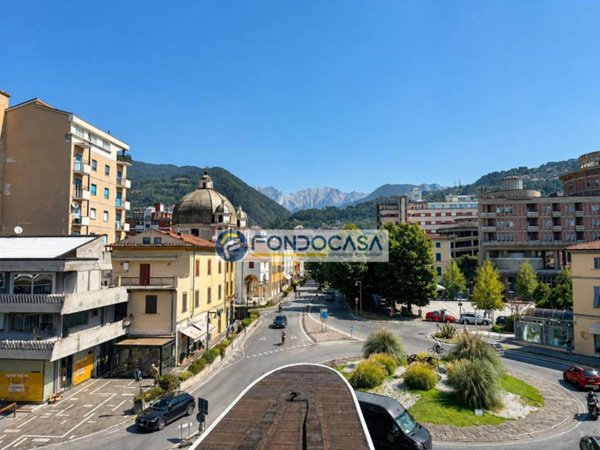 appartamento in vendita a Massa in zona Centro Storico