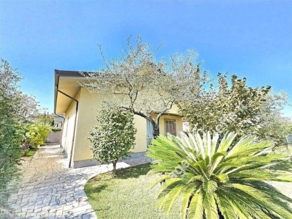 casa indipendente in vendita a Massa in zona Marina di Massa