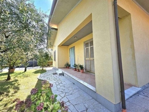 casa indipendente in vendita a Massa in zona Marina di Massa