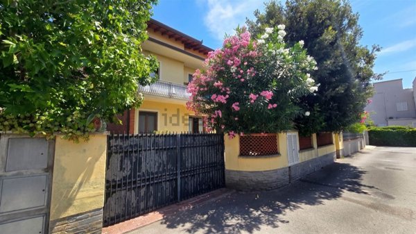 appartamento in vendita a Massa in zona Marina dei Ronchi