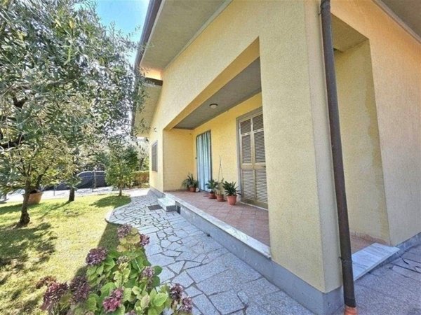 casa indipendente in vendita a Massa in zona Marina di Massa