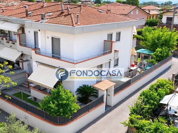 casa indipendente in vendita a Massa in zona Marina di Massa