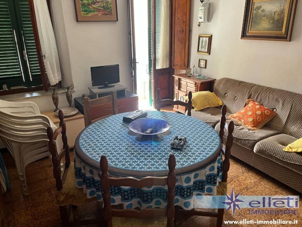 intera palazzina in vendita a Massa in zona Castagnola