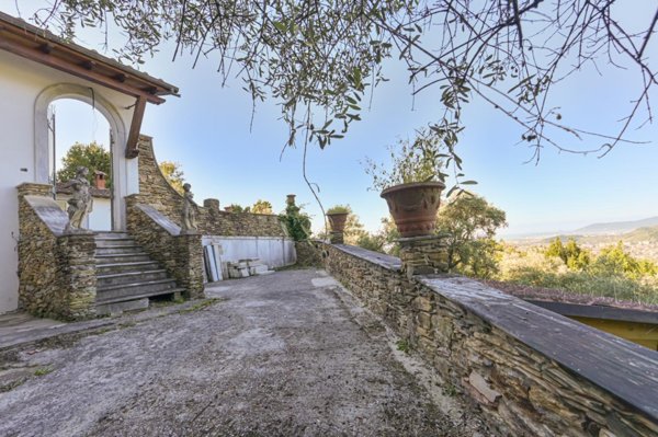 casa indipendente in vendita a Massa in zona Centro Storico
