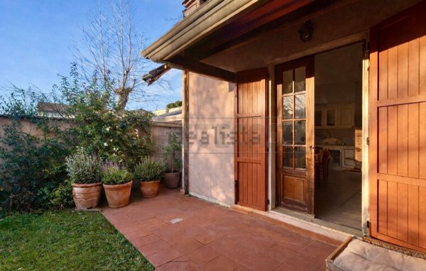 casa indipendente in vendita a Massa in zona Poveromo