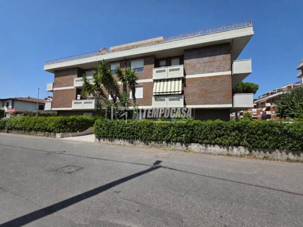 appartamento in vendita a Massa in zona Marina di Massa