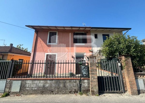 casa indipendente in vendita a Massa
