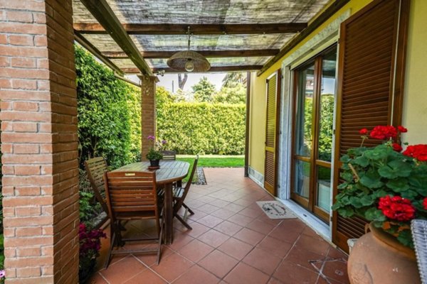 casa indipendente in vendita a Massa in zona Marina dei Ronchi