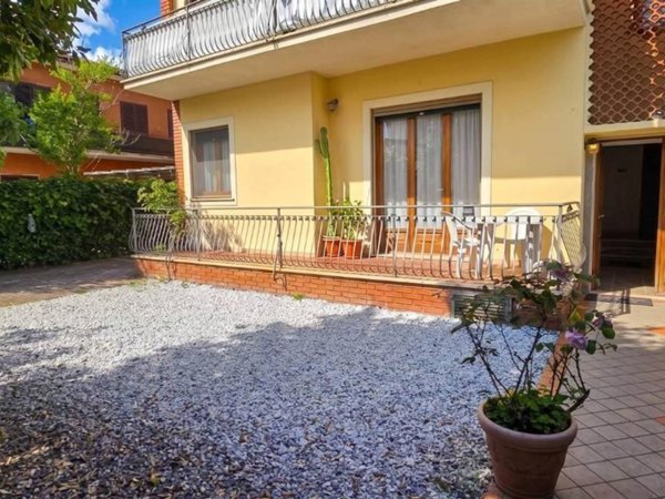 appartamento in vendita a Massa in zona Marina dei Ronchi
