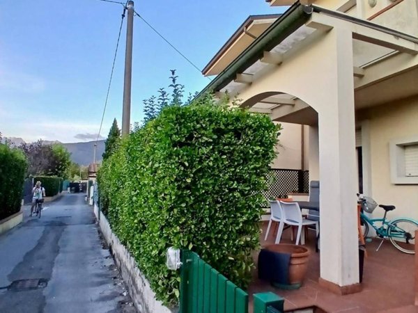casa indipendente in vendita a Massa in zona Poveromo