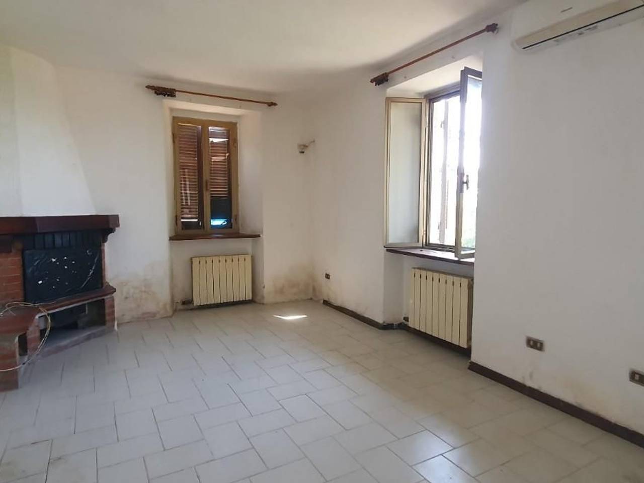 casa indipendente in vendita a Massa in zona Pariana
