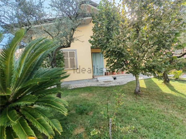 casa indipendente in vendita a Massa in zona Marina di Massa