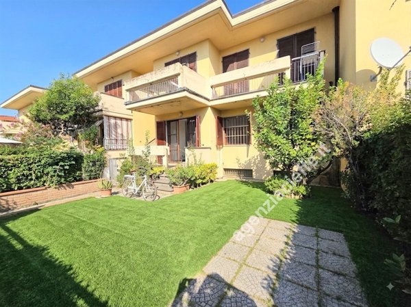 casa indipendente in vendita a Massa in zona Marina di Massa