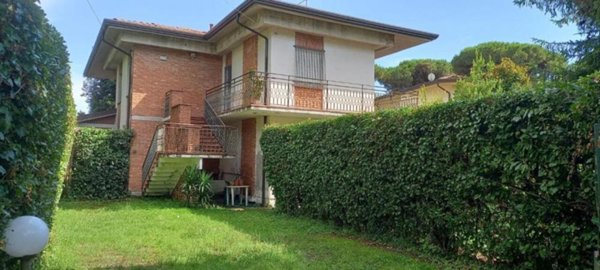 casa indipendente in vendita a Massa in zona Marina dei Ronchi