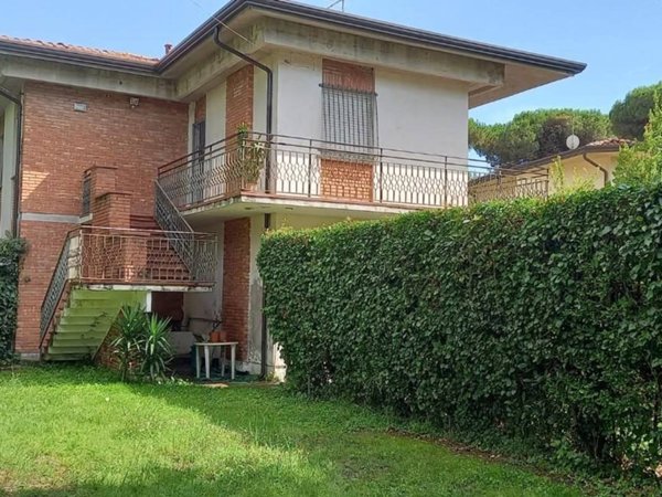 casa indipendente in vendita a Massa in zona Marina dei Ronchi