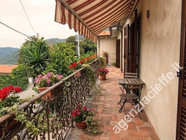 casa indipendente in vendita a Massa in zona Pariana
