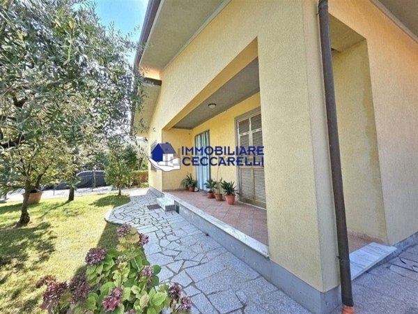 casa indipendente in vendita a Massa in zona Marina di Massa