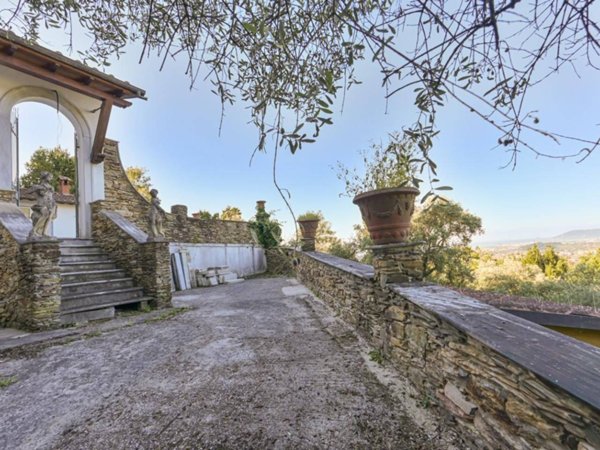 casa indipendente in vendita a Massa