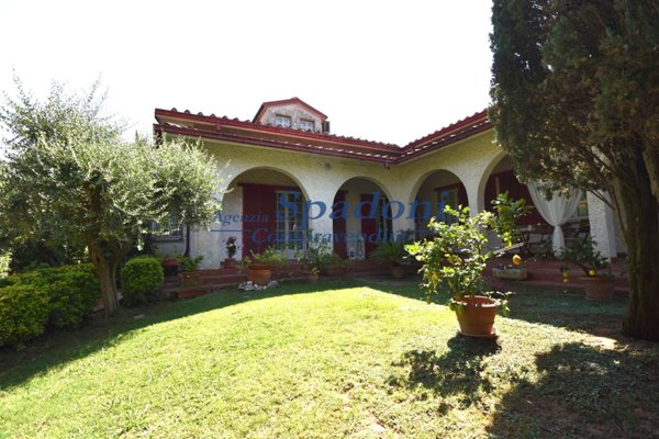 casa indipendente in vendita a Massa