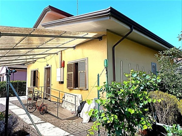 casa indipendente in vendita a Massa in zona Marina di Massa
