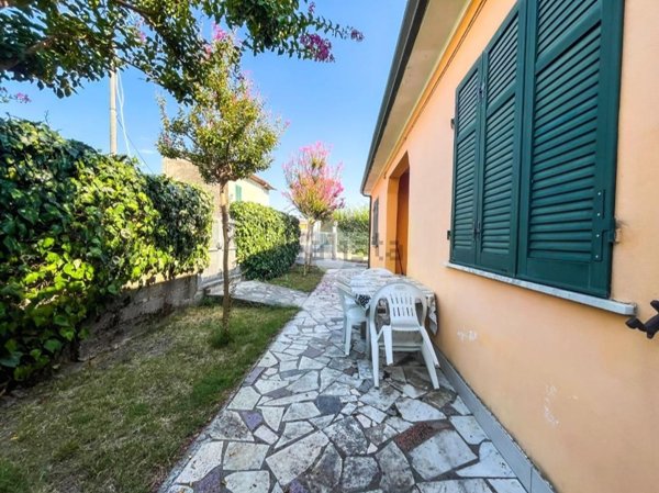 casa indipendente in vendita a Massa