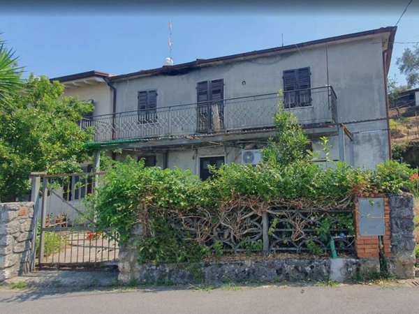 casa indipendente in vendita a Massa