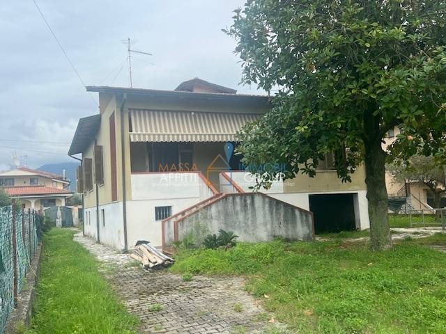 casa indipendente in vendita a Massa