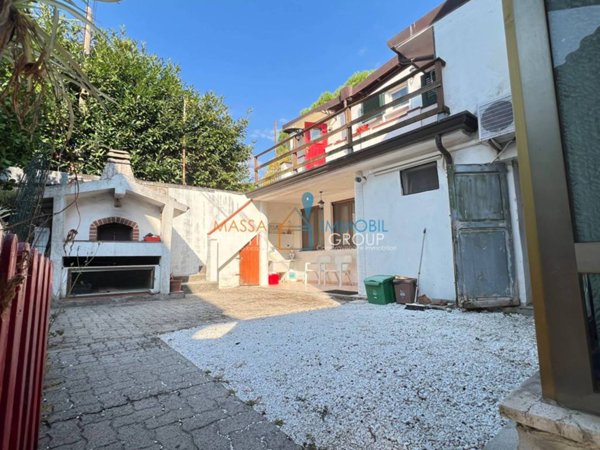 appartamento in vendita a Massa in zona Borgo del Ponte