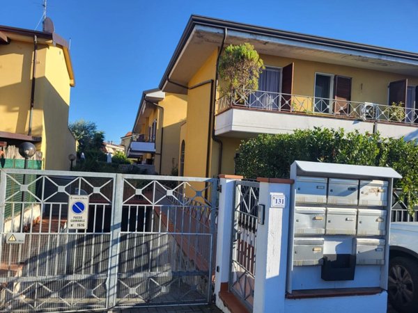 casa indipendente in vendita a Massa in zona Marina di Massa