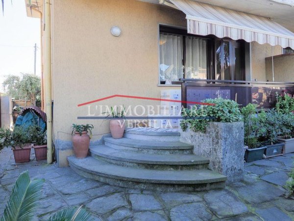 casa indipendente in vendita a Massa in zona Marina di Massa