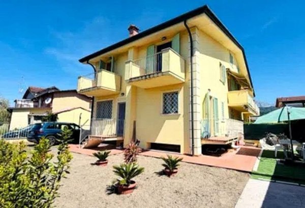 casa indipendente in vendita a Massa