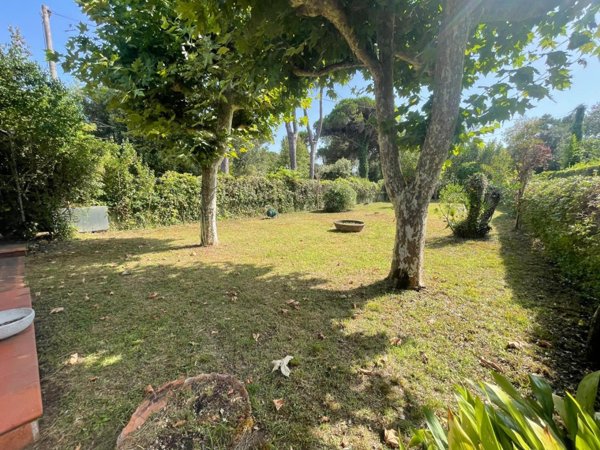 casa indipendente in vendita a Massa in zona Marina dei Ronchi