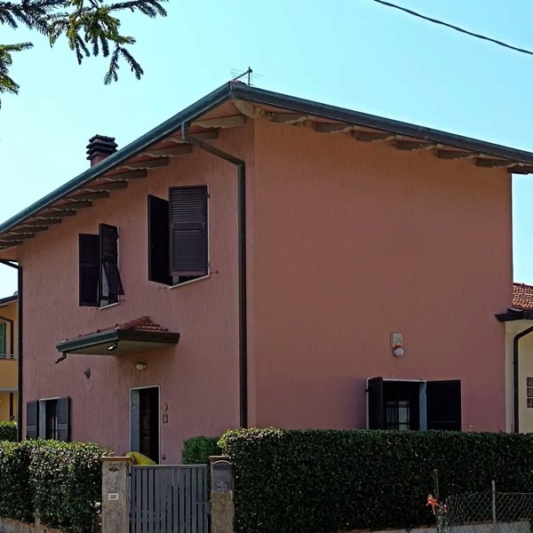 casa indipendente in vendita a Massa