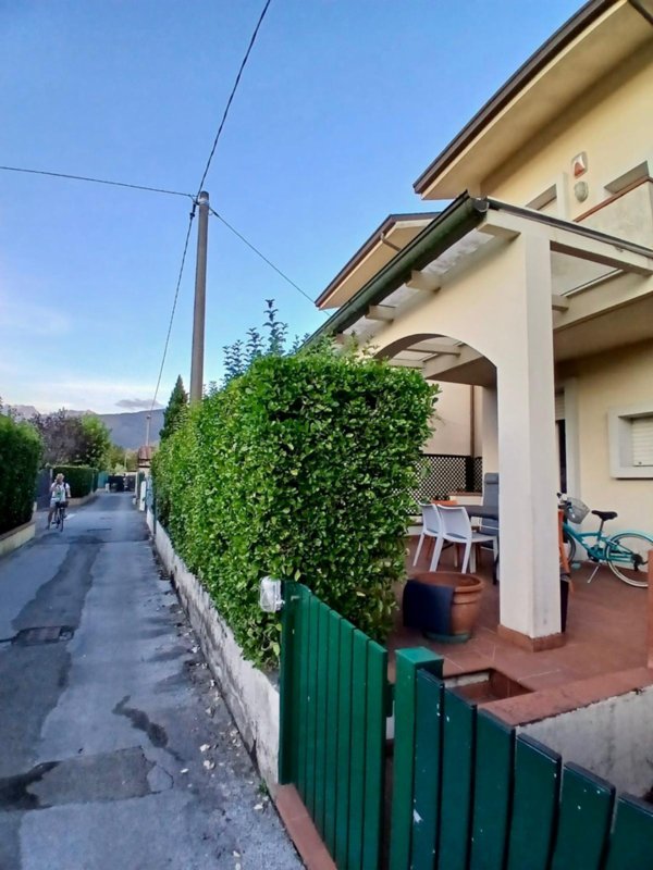 casa indipendente in vendita a Massa in zona Poveromo