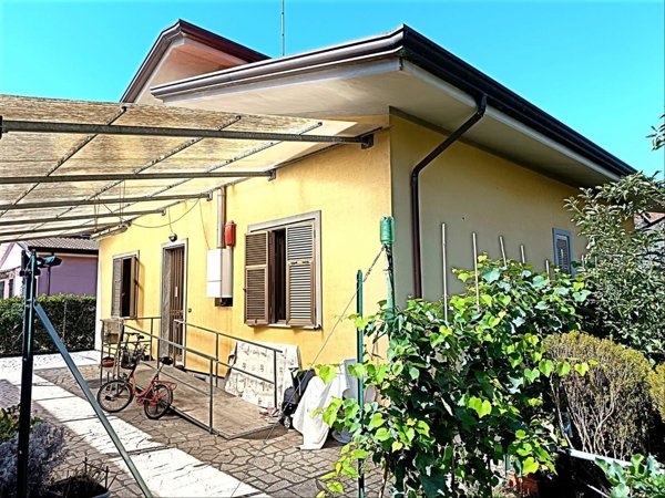 casa indipendente in vendita a Massa in zona Marina di Massa