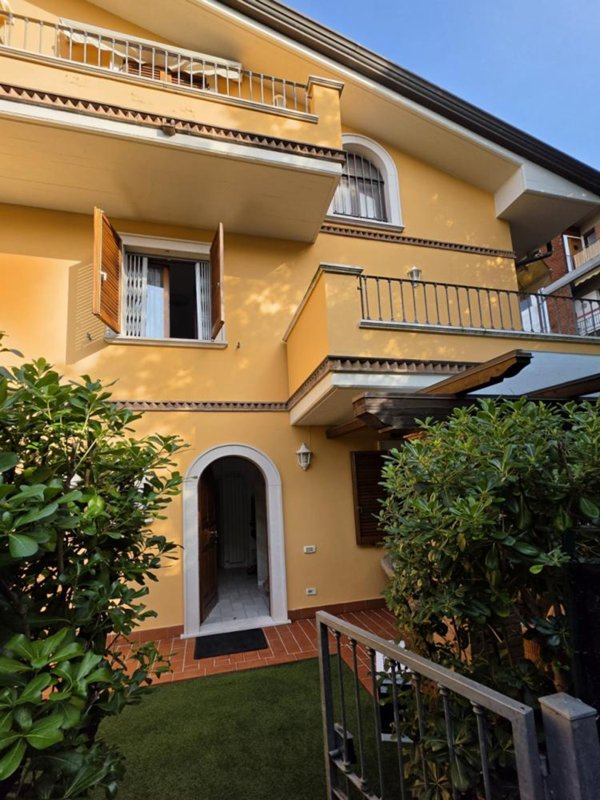casa indipendente in vendita a Massa in zona Marina dei Ronchi