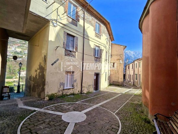 intera palazzina in vendita a Massa in zona Caglieglia