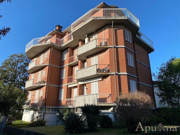 appartamento in vendita a Massa in zona Marina dei Ronchi